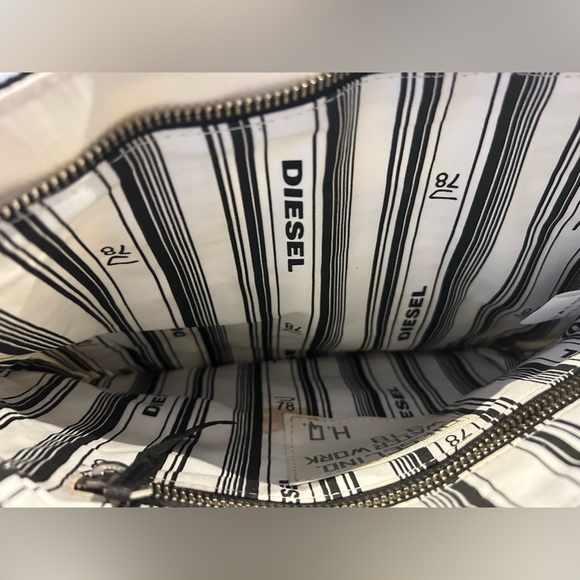 Diesel white and black waxed canvas tote. Zippers. Inside and outside pockets - Picture 6 of 9